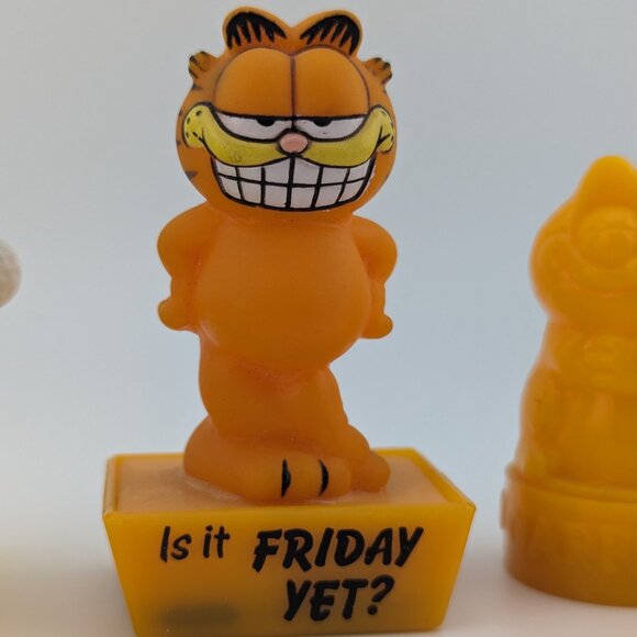 Bundle of 5 Vintage Garfield Collectibles: Toys, Stamps, and Pencil Topper - Picture 5 of 9